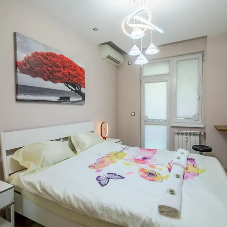 Center Retreat, Close To Main Street, Free Parking Apartment *