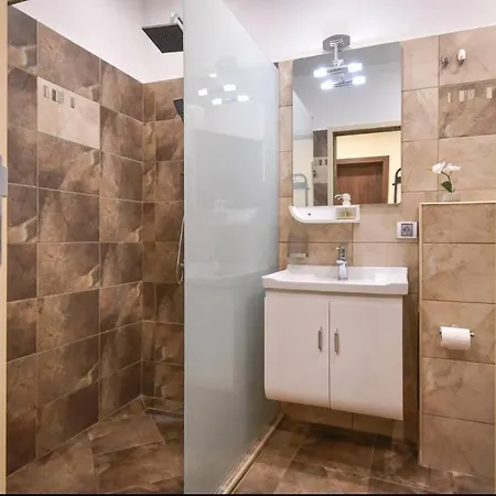 Center Retreat, Close To Main Street, Free Parking Apartment *