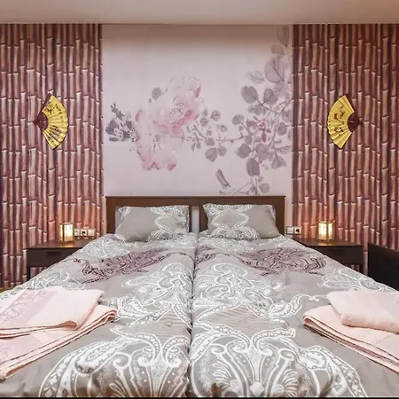 Center Retreat, Close To Main Street, Free Parking *